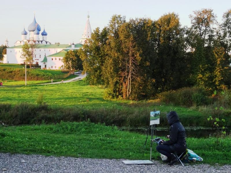 3752 peintre devant le kremlin de souzdal